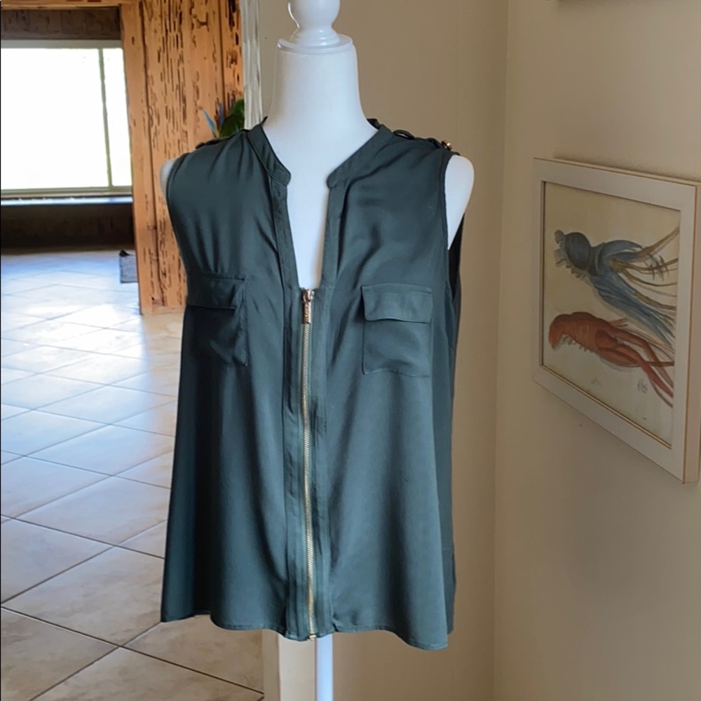 Sleeveless shirt Kardashian